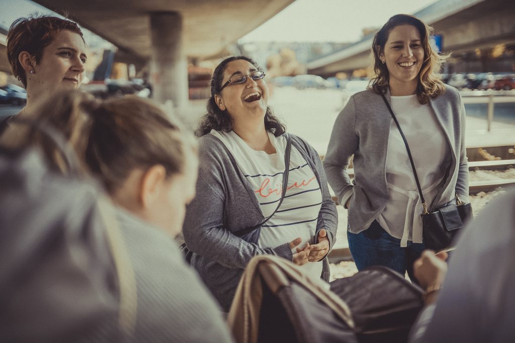 Frauen lachen