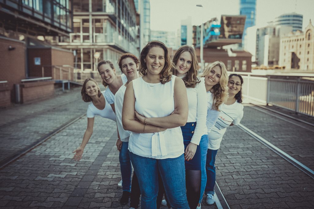 Frauen feiern den Junggesellenabschied und stehen in Düsseldorf im Medienhafen