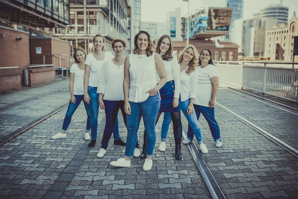 Frauen stehen im Medienhafen und feiern Junggesellenabschied