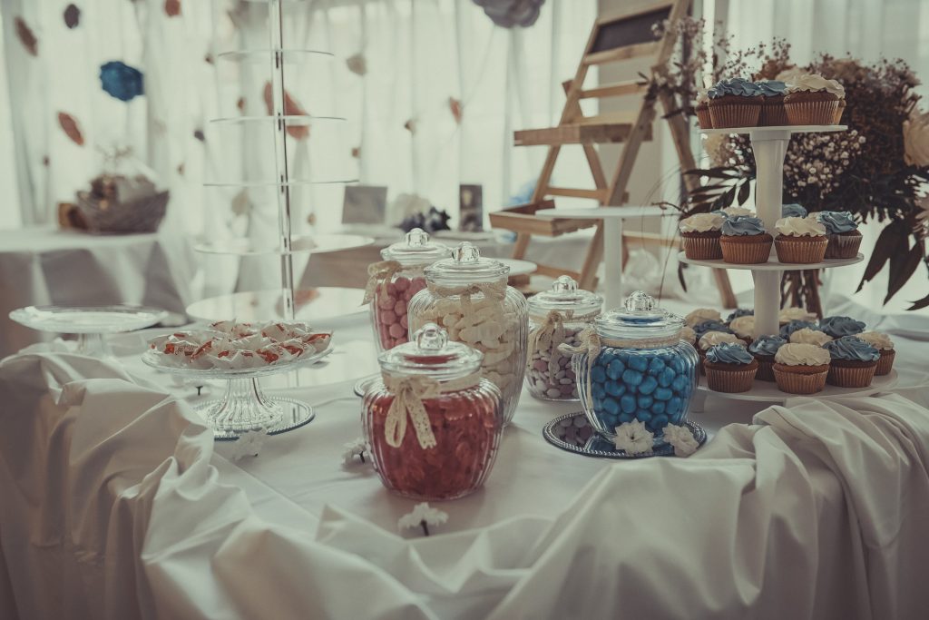 Candybar mit einem diversem Sortiment an Süßigkeiten und Cupcakes