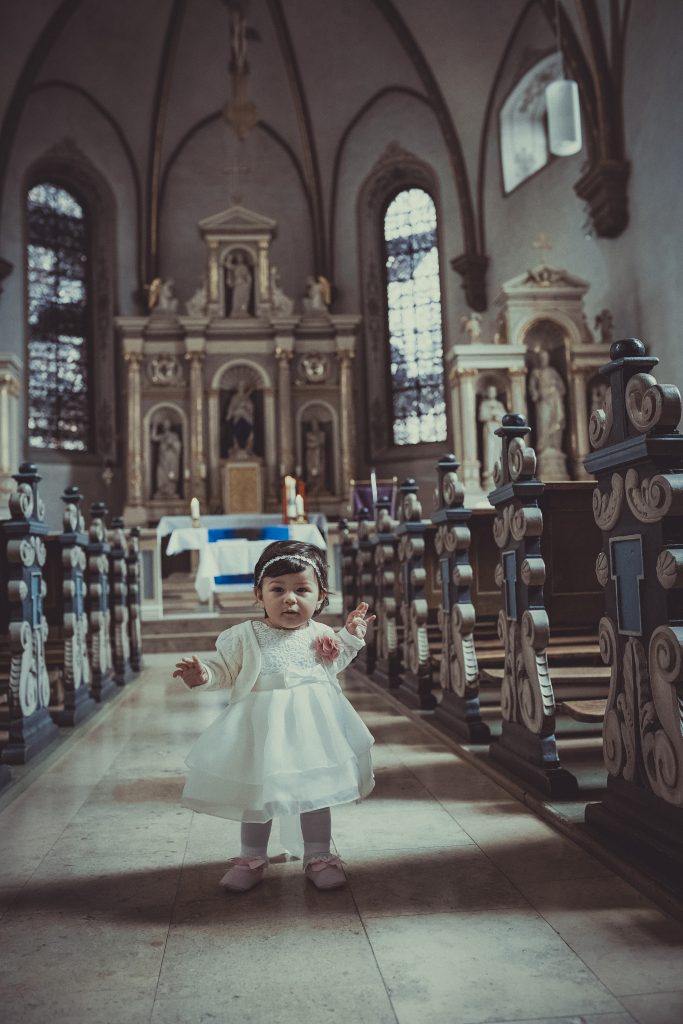 Taufkind in der Kirche
