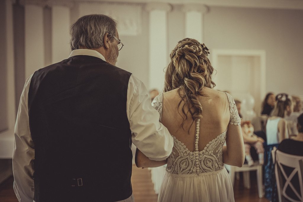 Vater der Braut bringt sie zum Altar