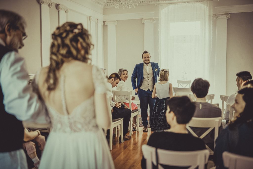 Vater bringt Braut zum Altar