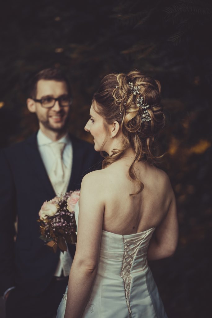 Braut mit hochzeitsfrisur