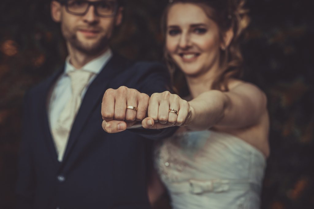 brautpaar hält die Ringe in die Kamera