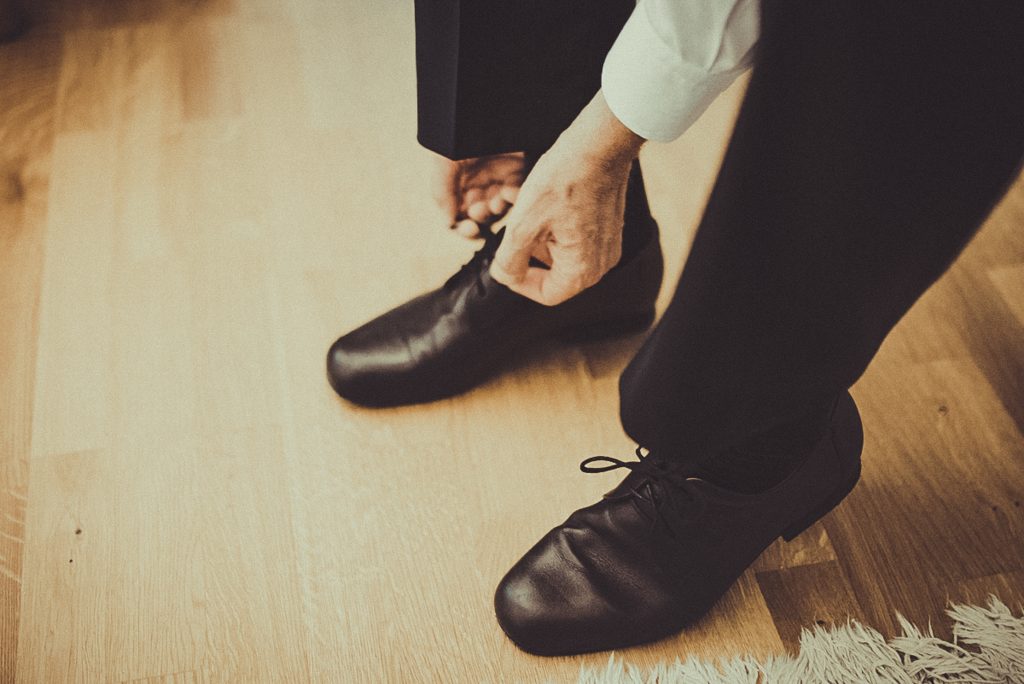 Bräutigam zieht seine Schuhe an