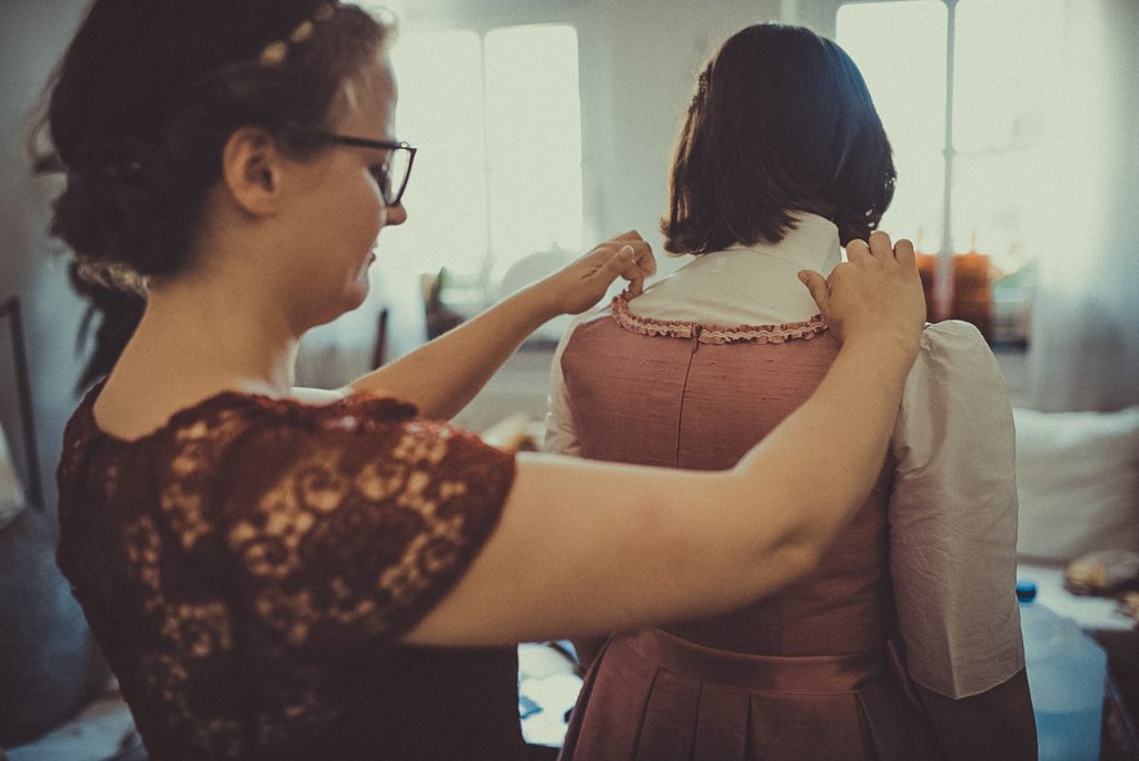 Detail eines Hochzeitsdirndls