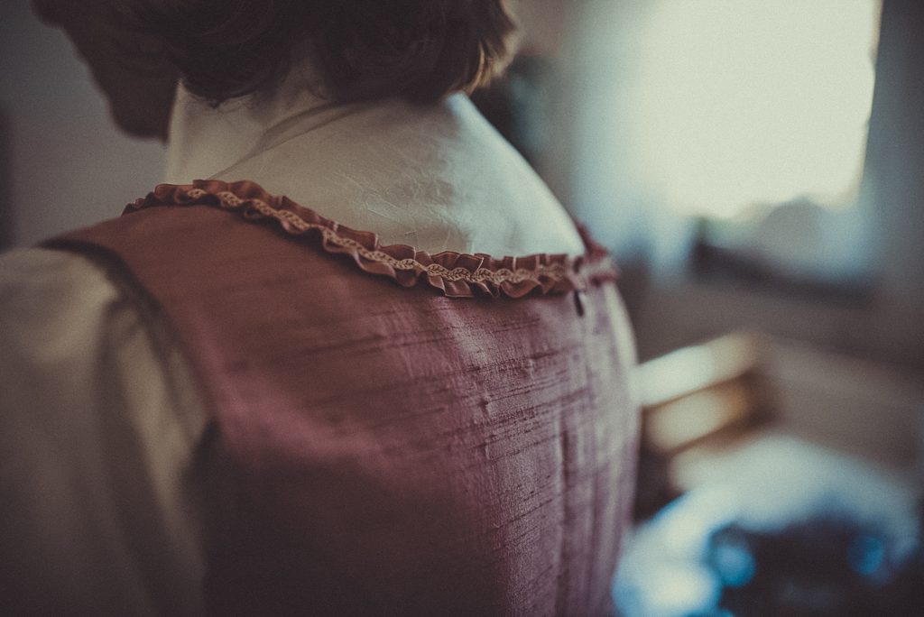 Detail eines Hochzeitsdirndls