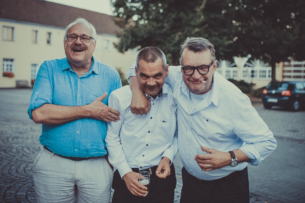 Drei Männer auf einer Hochzeit